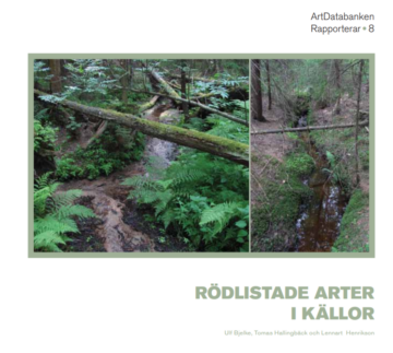 Anteckning 2020-03-20 095319 Två fotografier visar skogsmiljöer med små bäckar, frodig grön vegetation och träddungar, främst ormbunkar och mossbeklädda träd. Text: "Artdatabanken Rapporterar = 8. RÖDLISTADE ARTER I KÄLLOR".