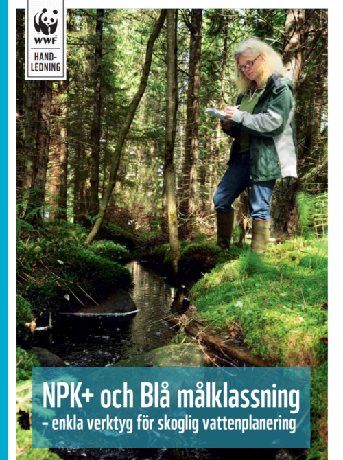 Omslag till ett dokument: En person i skog som antecknar vid en liten bäck, bär stövlar och grön jacka. Text: "NPK+ och Blå målklassning – enkla verktyg för skoglig vattenplanering".
