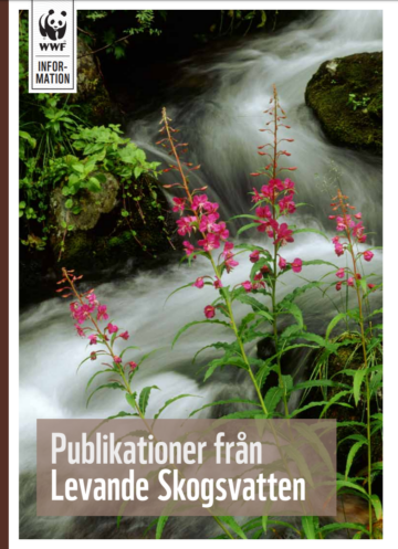 Flera rosa blommor växer vid en forsande bäck bland gröna blad och stenblock. Text: "Publikationer från Levande Skogsvatten".