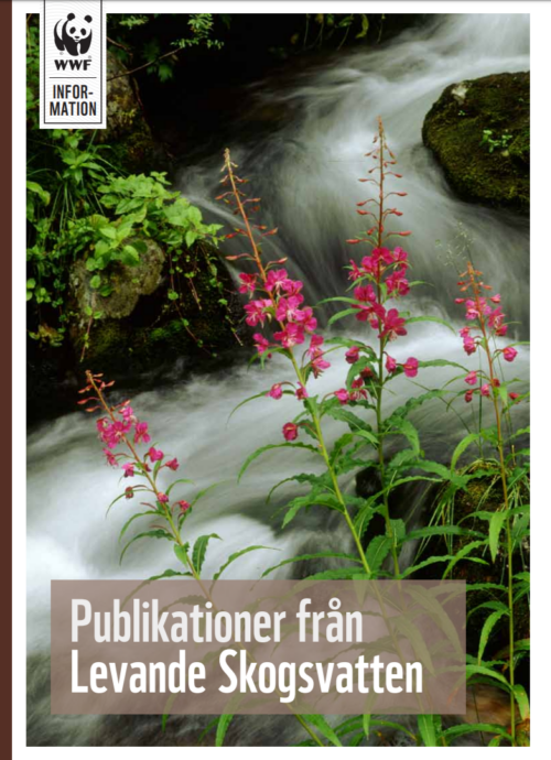 Flera rosa blommor växer vid en forsande bäck bland gröna blad och stenblock. Text: "Publikationer från Levande Skogsvatten".