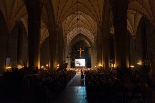 EarthHourkonserteniVadstenamedMagnusBcklundenkrochenstrkorkesterlockade900beskare.