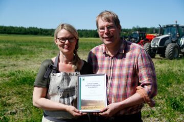 Det finska paret Markus Eerola och Minna Sakki-Eerola tar idag emot priset WWF Baltic Sea Farmer of the Year Award.