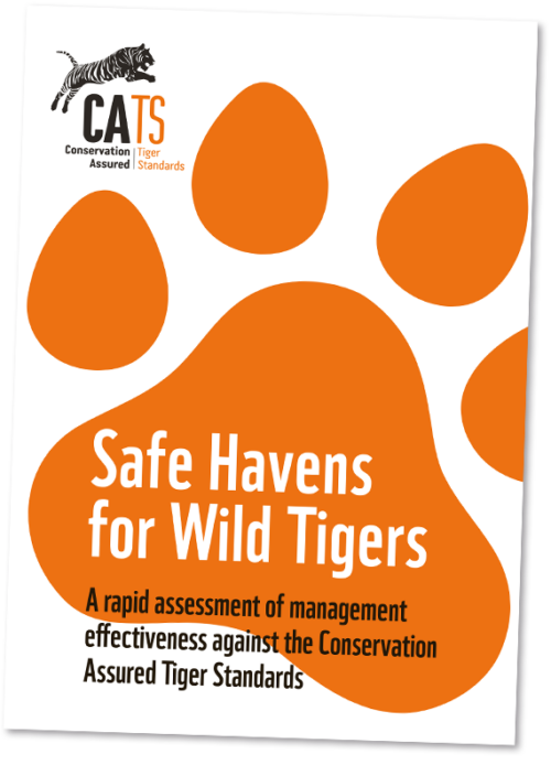 Stor affisch med stor orange tigerpotesymbol, CATS-logotyp och text om säkra fristäder och bedömning av vilda tigrar. Transkribering av all synlig text: CATS Conservation Tiger Assured Standards Safe Havens for Wild Tigers A rapid assessment of management effectiveness against the Conservation Assured Tiger Standards