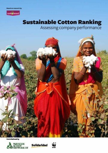 Omslagsbild av tre kvinnor i färgglada saris håller nyplockad bomull i utsträckta händer. Text i bilden (transkription): Based on research by rankabrand Sustainable Cotton Ranking Assessing company performance Commissioned by PESTICIDE ACTION NETWORK UK Solidaridad WWF