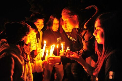Barn håller tända ljus vid Earth Hour