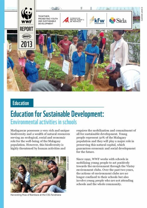 Skolbarn och lärare arbetar i en skolgårdsträdgård; omslag för WWF-rapport om utbildning för hållbar utveckling. Transkription: WWF REPORT MWIOPO 2013 TOGETHER, PROMOTING YOUTH AND SUSTAINABLE DEVELOPMENT FONDATION PRINCE ALBERT II DE MONACO kfw Sida Education Education for Sustainable Development: Environmental activities in schools Harvesting Peas of Bambara at the CEG Fandriana