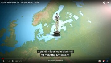 Karta över Östersjöområdet med en silverfärgad staty placerad i havet. Text i bilden: - Baltic Sea Farmer Of The Year Award - WWF - –går till någon som bidrar till att förbättra havsmiljön.