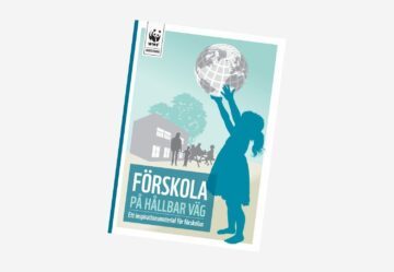 Förskola på hållbar väg – omslag Silhuett av ett barn som sträcker sig mot en jordglob, med förskolebyggnad och vuxna och barn i bakgrunden. Text i bilden: "FÖRSKOLA PÅ HÅLLBAR VÄG" "Ett inspirationsmaterial för förskolan" och i övre vänstra hörnet "WWF HANDLEDNING".