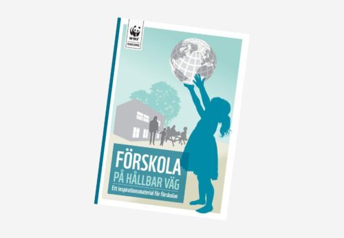Silhuett av ett barn som sträcker sig mot en jordglob, med förskolebyggnad och vuxna och barn i bakgrunden. Text i bilden: "FÖRSKOLA PÅ HÅLLBAR VÄG" "Ett inspirationsmaterial för förskolan" och i övre vänstra hörnet "WWF HANDLEDNING".
