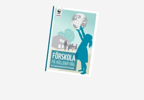 Silhuett av ett barn som sträcker sig uppåt och håller en jordglob framför en förskolebyggnad och vuxna. Text på omslaget: WWF HANDLEDNING FÖRSKOLA PÅ HÅLLBAR VÄG Ett inspirationsmaterial för förskolan