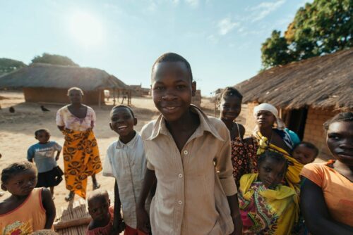 Grupp barn i Afrika