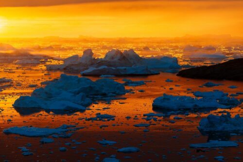 Isberg i orange solnedgång, Ilulissat, Grönland
