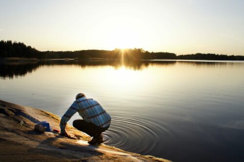 Känner på vattnet i den svenska skärgården