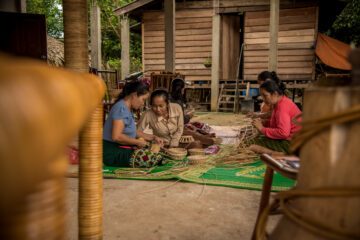 Kvinnor väver rottingkorgar, Laos