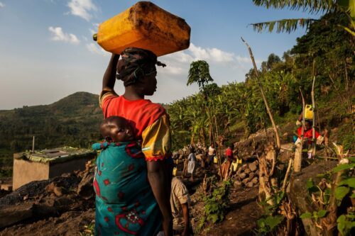 Kvinnor och barn hämtar vatten i Virunga nationalpark
