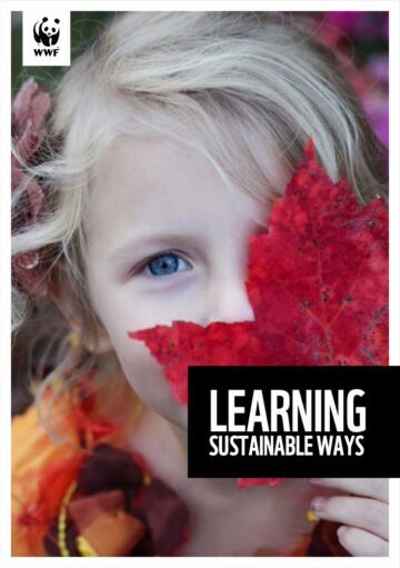 Ett barn med blå ögon håller upp ett rött lönnlöv framför ansiktet. Text: "LEARNING SUSTAINABLE WAYS". WWF-logotyp i övre vänstra hörnet.
