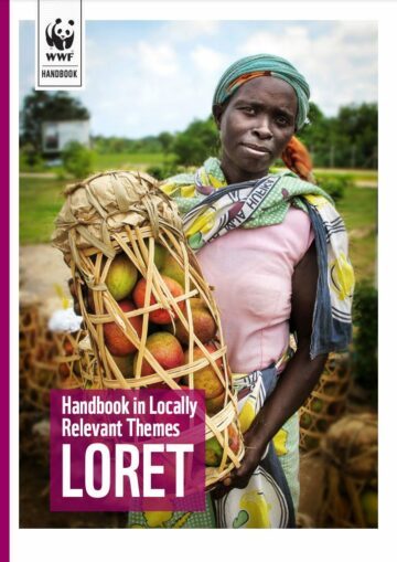 loret Kvinna bär en traditionell korg fylld med mango. I bakgrunden syns äng och skog. Text: "Handbook in Locally Relevant Themes LORET". WWF-logotyp i övre vänstra hörnet.