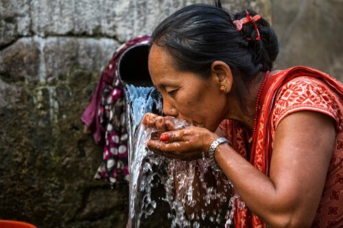Mina Gurung dricker vatten i Nepal