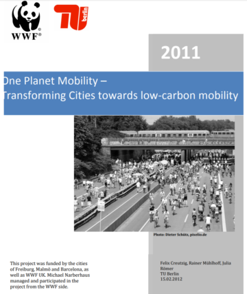 Omslagsbild för rapporten "One Planet Mobility – Transforming Cities towards low-carbon mobility" från 2011, med WWF-logotyp. Omslagsbild visar många människor som går och cyklar på en tom väg under en bro där tåget kör.