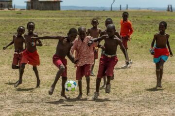Pojkar spelar fotboll, Afrika