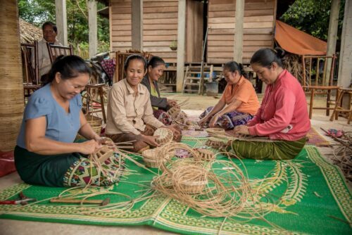 Kvinnor väver rottingkorgar, © Thippakone Thammavongsa / WWF-Laos Kvinnor väver rottingkorgar