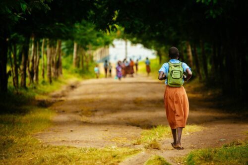 Skolbarn på väg till skolan i Kenya