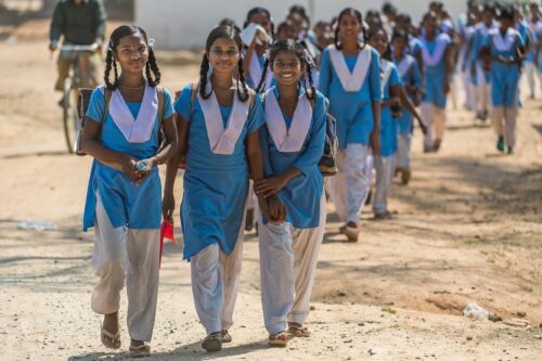 Skolflickor i skoluniform i Indien