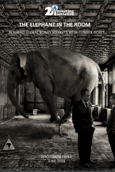 Stor elefant står i ett kontorsrum medan två män i kostym samtalar; text i bilden: "Investing Initiative", "THE ELEPHANT IN THE ROOM", "ALIGNING GLOBAL BONDS MARKETS WITH CLIMATE GOALS", "DISCUSSION PAPER", "JUNE 2018".