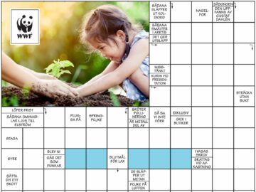 Earth-Hour-krysset_ifyllnad_2019_2 Ett barn planterar en liten planta medan vuxna händer hjälper; WWF-logotyp och ett svenskt korsord med ledtrådar visas intill.