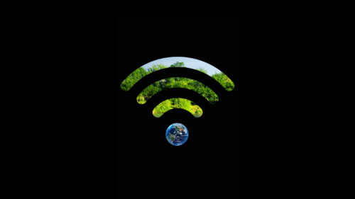 Wi‑Fi-symbol fylld med grön skogstextur ovan en liten jordglob som prick, mot en svart bakgrund.
