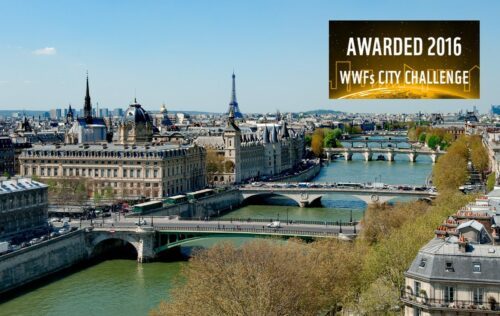 Panoramavy över Paris med floden Seine, flera broar, historiska byggnader och Eiffeltornet i bakgrunden. Text i höger hörn i bilden: "AWARDED 2016 WWF's CITY CHALLENGE"