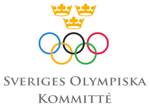 Tre gula kronor ovanför fem olympiska ringar; i färgerna: blå. svart, röd, gul och grön text: SVERIGES OLYMPISKA KOMMITTÉ