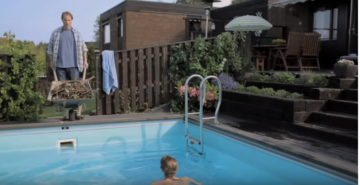 Man med skottkärra full av kvistar står vid poolkanten medan en person simmar i poolen.