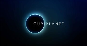 Faximil_Our_Planet_trailer_1600x1200 Svart cirkel med blått ljussken som en solförmörkelse; text: OUR PLANET