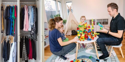 Familj bygger färgglada klossar vid litet bord; mamma håller barn, pappa håller klossar, dotter leker; öppen garderob.
