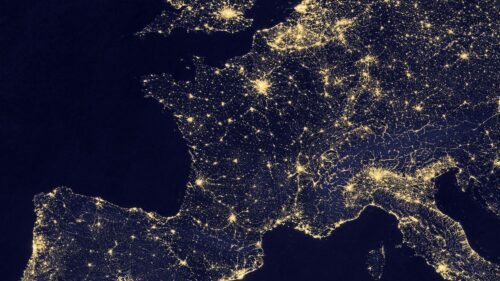 Satellitbild över Frankrike och angränsande länder på natten, koncentrationer av stadsljus och vägnät synliga.