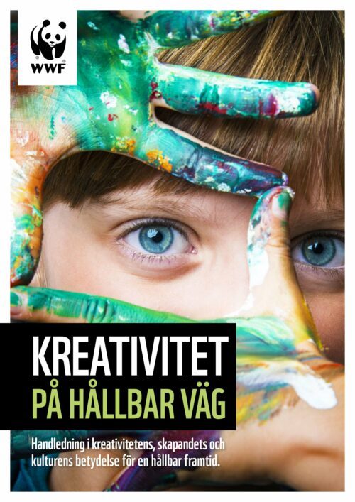 Kreativitet-på-hållbar-väg_faximil Omslagsbild: Ett barns blå ögon tittar genom händer som formar en ram, händerna är täckta av färg; WWF-logotyp syns i övre hörnet tillsammans med titel och beskrivande text. Transkriberad text i bilden: WWF KREATIVITET PÅ HÅLLBAR VÄG Handledning i kreativitetens, skapandets och kulturens betydelse för en hållbar framtid.