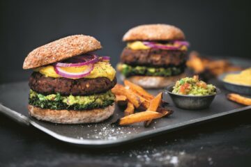 - Bönburgare med grönärtsguacamole och sötpotatispommes från boken Vego i världsklass.
