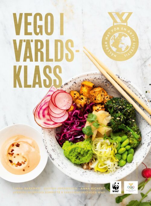 Bokomslag av boken: "VEGO I VÄRLDSKLASS HÅLLBAR MAT FÖR EN AKTIV LIVSSTIL" LINDA BAKKMAN · GUSTAV JOHANSSON · ANNA RICHERT SVERIGES OLYMPISKA KOMMITTÉ & VÄRLDSNATURFONDEN WWF NORSTEDTS Omslagsbilden visar en färgrik vegansk skål med tofu, avokadoröra, rädisor, rödkål, edamame, broccoli, inlagd ingefära, koriander, pinnar och dipsås.