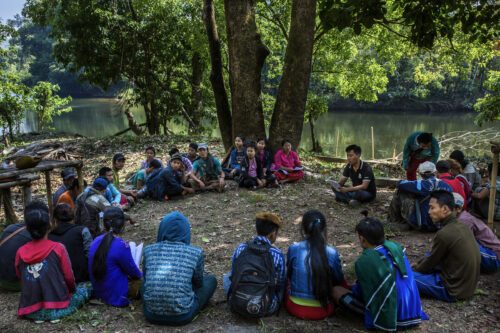 Medlemmar i byn Lakehlaaii har möte med WWF Myanmar om den lokalt förvaltade skogen