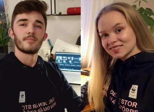 Två personer, en ung man och en ung kvinna, sitter bredvid varandra och tittar mot kameran, leende. Båda bär svarta huvtröjor med texten "Världen är stor men du är större" och en liten WWF-logotyp på bröstet.