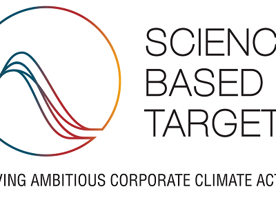 Logotyp med stiliserad, böjd linje i rött och orange till vänster, texten "SCIENCE BASED TARGETS" och "DRIVING AMBITIOUS CORPORATE CLIMATE ACTION" till höger.