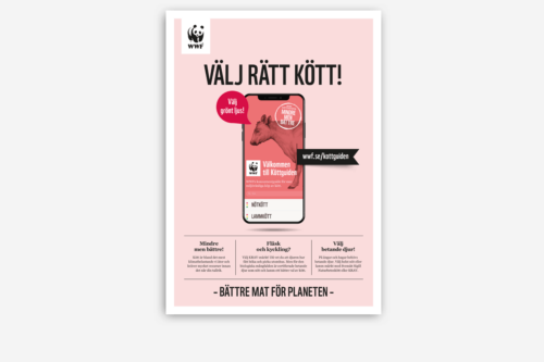Affisch från WWF: rubrik "VÄLJ RÄTT KÖTT!", mobil med ko, uppmaningar, länk och korta råd om hållbara köttval. Transkribering av text i bilden: WWF (logotyp) VÄLJ RÄTT KÖTT! Välj grönt ljus! Välkommen till Köttguiden WWF:s konsumentguide för mer miljövänliga val av kött. NÖTKÖTT LAMMKÖTT wwf.se/kottguiden MINDRE MEN BÄTTRE Mindre men bättre! Kött är bland det mest klimatbelastande vi äter och kräver mycket resurser innan det når din tallrik. Fläsk och kyckling? Välj KRAV-märkt! Välj betande djur! På ängar och hagar behövs betande djur. Välj helst nötkött och/eller lamm märkt med Svenskt Sigill, Naturbeteskött eller KRAV. - BÄTTRE MAT FÖR PLANETEN -