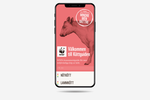 Smartphone visar appskärm med tecknad ko och WWF Köttguiden. Text: "WWF KÖTTGUIDEN MINDRE MEN BÄTTRE"; "Välkommen till Köttguiden"; "WWFs konsumentguide för mer miljövänliga köp av kött." Med sökfunktion och alternativen NÖTKÖTT. LAMMKÖTT.