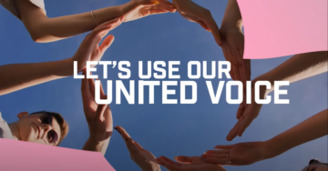 Flera händer formar en cirkel mot en klarblå himmel. Inuti cirkeln står vita texten "LET'S USE OUR UNITED VOICE".