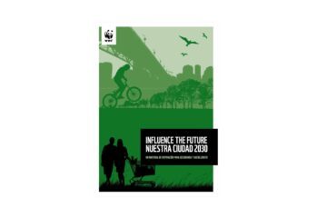 Silhuetter av personer och cyklist, stadslandskap med träd och byggnader, fåglar i himlen, WWF-logotyp. Text: "INFLUENCE THE FUTURE NUESTRA CIUDAD 2030".