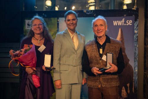 Karin och Mats Ericson 2022 – med Kronprinsessan.jpg Tre personer står sida vid sida. Till vänster står Karin Ericson och håller i en bukett blommor och i en öppen ask med medalj, i mitten står Kronprinsessan Victoria, till vänster står Mats Ericsson och håller i en ask som är öppen med en medalj synlig i.