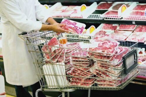 Forskning visar att flerköpserbjudanden leder till ökad konsumtion av den marknadsförda maten. Det är inte hållbart när det gäller köttet, menar WWF. Foto: Getty Images