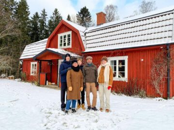 Familjen Fredriksson står framför sitt hus