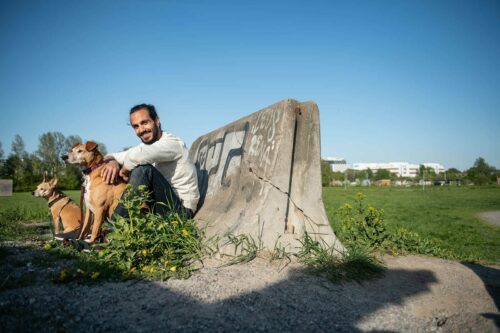 Gurgin Bakircioglu med sina hundar FOTO: ANDERS G WARNE Porträtt av Gurgin Bakircioglu med sina hundar